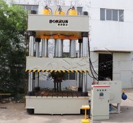 四柱液压机上是否一定要有防护装置？